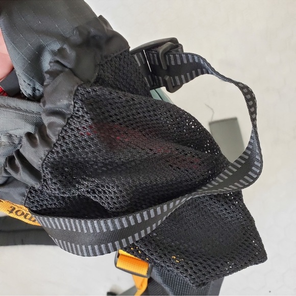 Marmot Walkabout Green and Black Bag - Picture 5 of 8